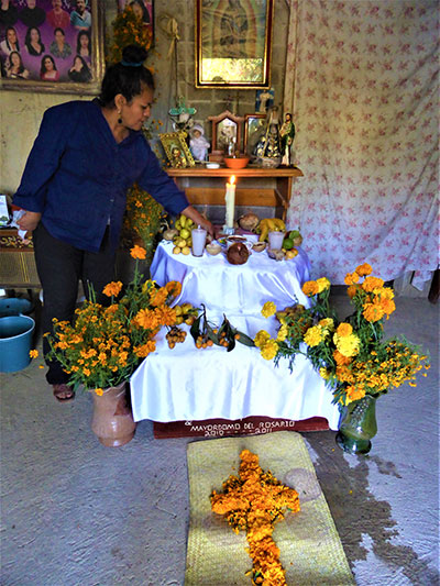Decorating an altar for Day of the Dead, Santa Cruz Mixtepec, Mexico 2017.
Decorating an altar for Day of the Dead, Santa Cruz Mixtepec, Mexico 2017.